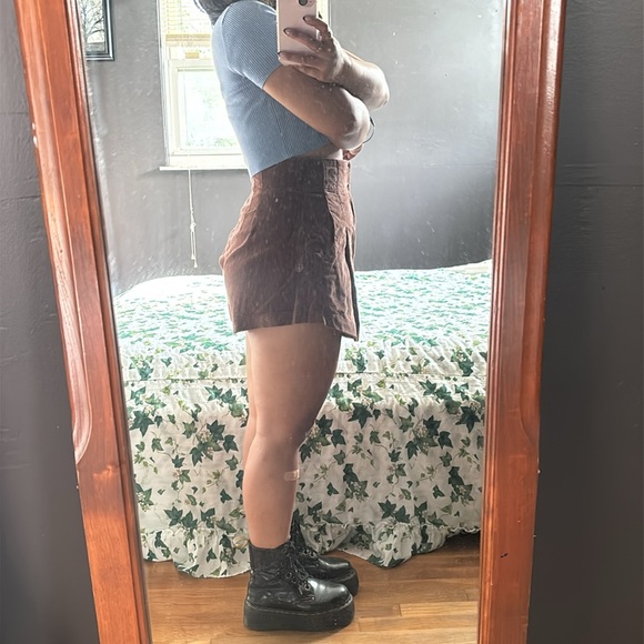 Pleated Corduroy Shorts - Picture 5 of 5